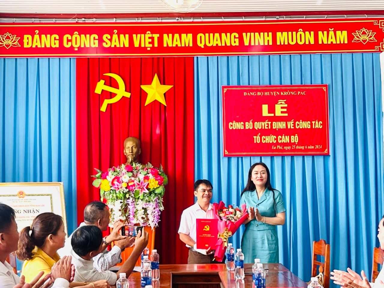 Huyện ủy Krông Pắc công bố và trao Quyết định về công tác cán bộ